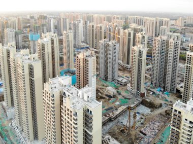 Büyük bina siteleri inşaat vinçler ile hava görünümünü. Şehir Tianjin Çin parçası gelişmekte olan inşaat yapı taşları daire. Emlak inşaat alanında.