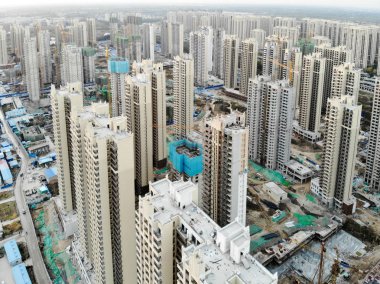 Büyük bina siteleri inşaat vinçler ile hava görünümünü. Şehir Tianjin Çin parçası gelişmekte olan inşaat yapı taşları daire. Emlak inşaat alanında.