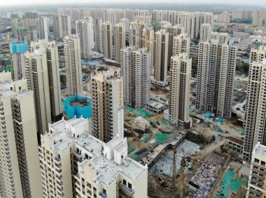 Büyük bina siteleri inşaat vinçler ile hava görünümünü. Şehir Tianjin Çin parçası gelişmekte olan inşaat yapı taşları daire. Emlak inşaat alanında.