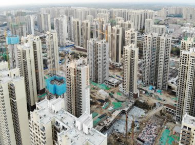 Büyük bina siteleri inşaat vinçler ile hava görünümünü. Şehir Tianjin Çin parçası gelişmekte olan inşaat yapı taşları daire. Emlak inşaat alanında.