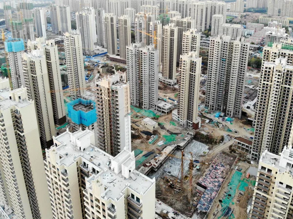 Büyük bina siteleri inşaat vinçler ile hava görünümünü. Şehir Tianjin Çin parçası gelişmekte olan inşaat yapı taşları daire. Emlak inşaat alanında.