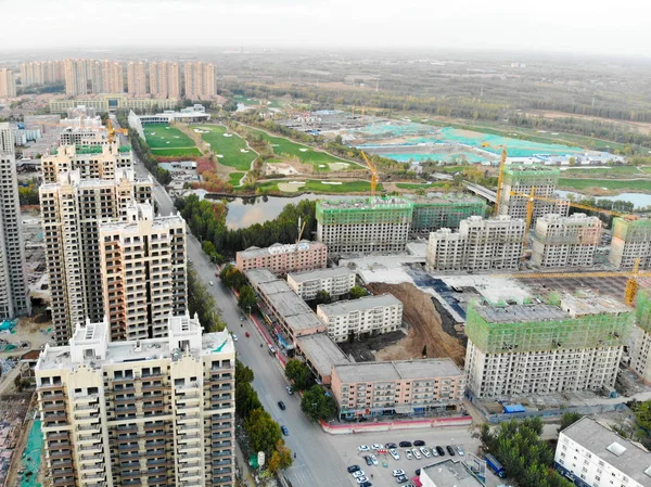 タワー クレーンと建設の大規模な建物のサイトの空撮 中国天津市の一部の開発の建設のビルディング ブロックのアパートメントです 不動産建設現場 — ストック写真