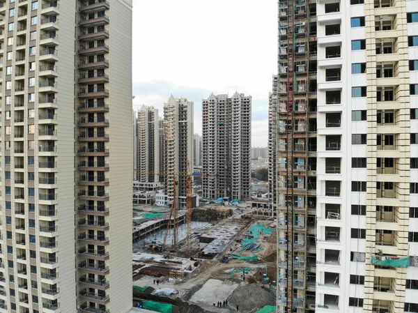 塔式起重机施工中大型建筑工地的鸟图 中国天津市发展中的建筑楼公寓 地产地盘 — 图库照片