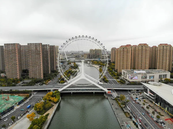관람차의 도시의 전망입니다 유명한 관람차 Yongle 다리와 Haihe 중국에서에서 2018 — 스톡 사진