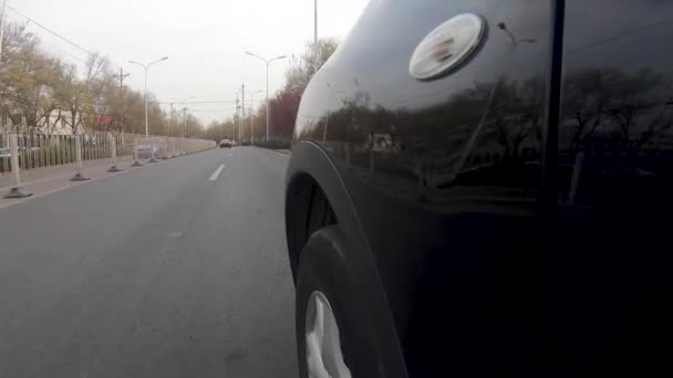 反射車のサイドビューからビューをウィンドウと車の中のドライバーに運転 中国北京市の道路に汚染された日の間に車の側カメラ — ストック動画