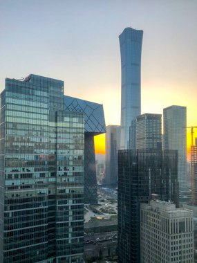 Merkezi İş Bölgesi Pekin kuleleri Cctv Kulesi ve CITIC kule süper uzun boylu gökdelen üzerinde gündoğumu sırasında arka plan ile. Pekin, Çin. 12/19/2018