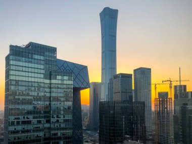 Merkezi İş Bölgesi Pekin kuleleri Cctv Kulesi ve CITIC kule süper uzun boylu gökdelen üzerinde gündoğumu sırasında arka plan ile. Pekin, Çin. 12/19/2018