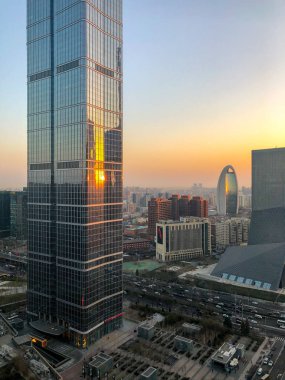 Gündoğumu sırasında Towers Merkezi İş Bölgesi Pekin. Pekin, Çin. Bir modern yeni kule güneşte yansıması.