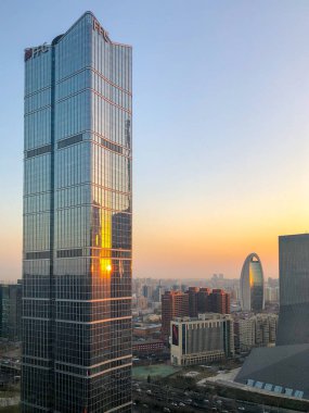 Gündoğumu sırasında Towers Merkezi İş Bölgesi Pekin. Pekin, Çin. Bir modern yeni kule güneşte yansıması.
