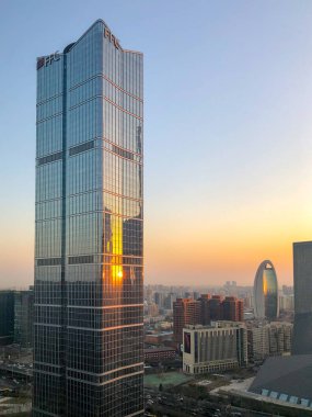 Gündoğumu sırasında Towers Merkezi İş Bölgesi Pekin. Pekin, Çin. Bir modern yeni kule güneşte yansıması.
