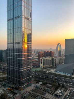 Gündoğumu sırasında Towers Merkezi İş Bölgesi Pekin. Pekin, Çin. Bir modern yeni kule güneşte yansıması.