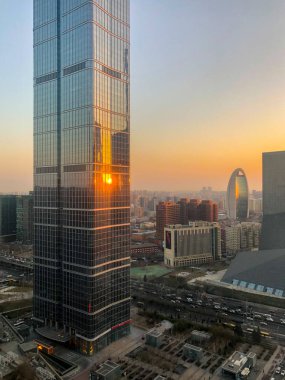Gündoğumu sırasında Towers Merkezi İş Bölgesi Pekin. Pekin, Çin. Bir modern yeni kule güneşte yansıması.