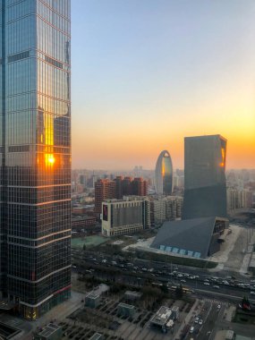 Gündoğumu sırasında Towers Merkezi İş Bölgesi Pekin. Pekin, Çin. Bir modern yeni kule güneşte yansıması.
