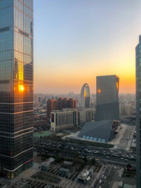 Gündoğumu sırasında Towers Merkezi İş Bölgesi Pekin. Pekin, Çin. Bir modern yeni kule güneşte yansıması.