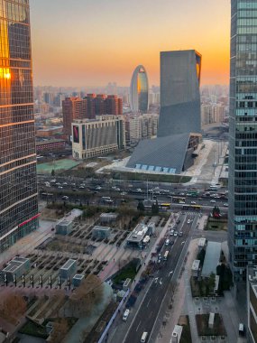 Gündoğumu sırasında Towers Merkezi İş Bölgesi Pekin. Pekin, Çin. Bir modern yeni kule güneşte yansıması.