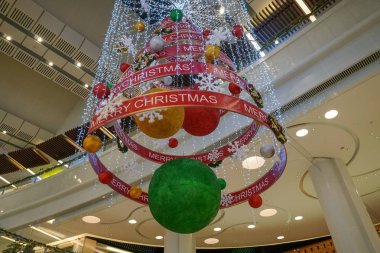 Çok düzeyli alışveriş merkezi iç Noel dekorasyonu Pekin, neşeli Noel ve yeni yıl için dekore edilmiş China.Shopping Alışveriş Merkezi ile dekore edilmiş.
