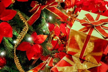 Noel ağacı kadar yakın Noel süsleri. Sarı ve kırmızı renkli topları yeşil Noel ağaç arka plan dekorasyon Noel ve Yılbaşı sırasında tarih seçici odak.