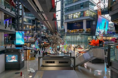 Uluslararası hızlı moda yüksek kaliteli lüks markalar ile Parkview Green'in Alışveriş Merkezi Pekin'de. Noel dönemi sırasında ziyaretçiler ile alışveriş merkezi. Beijing, Çin