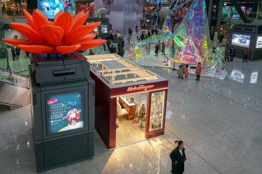 Uluslararası hızlı moda yüksek kaliteli lüks markalar ile Parkview Green'in Alışveriş Merkezi Pekin'de. Noel dönemi sırasında ziyaretçiler ile alışveriş merkezi. Beijing, Çin