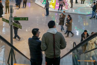Uluslararası hızlı moda yüksek kaliteli lüks markalar ile Parkview Green'in Alışveriş Merkezi Pekin'de. Noel dönemi sırasında ziyaretçiler ile alışveriş merkezi. Beijing, Çin