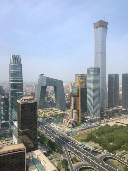 Arka plan üzerinde hava görünümünü Cctv Kulesi ve CITIC kule süper uzun boylu gökdelen ile merkezi iş bölgesi Pekin kulenin. Beijing, Çin.