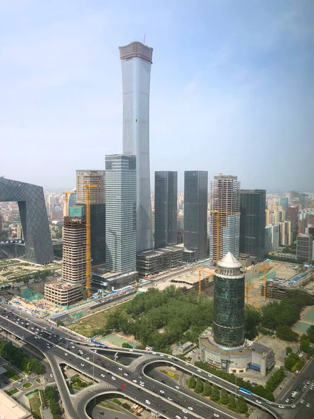 北京中央商务区塔楼的鸟图 背景是 Cctv 塔和中信塔超高摩天大楼 — 图库照片