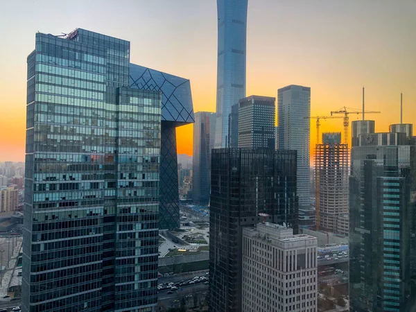 Merkezi İş Bölgesi Pekin kuleleri Cctv Kulesi ve CITIC kule süper uzun boylu gökdelen üzerinde gündoğumu sırasında arka plan ile. Pekin, Çin. 12/19/2018