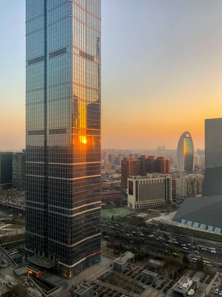 日の出の時に北京の中央ビジネス地区に塔があります モダンな新館で太陽の反射 — ストック写真