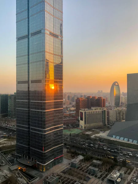 Gündoğumu sırasında Towers Merkezi İş Bölgesi Pekin. Pekin, Çin. Bir modern yeni kule güneşte yansıması.