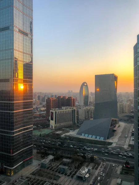 Gündoğumu sırasında Towers Merkezi İş Bölgesi Pekin. Pekin, Çin. Bir modern yeni kule güneşte yansıması.