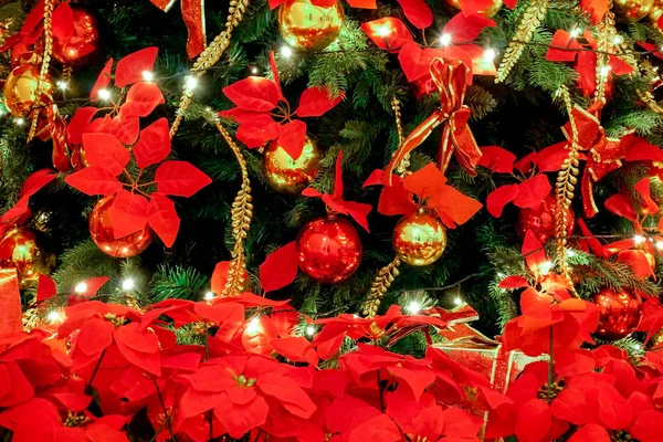 Close Vánoční Ozdoby Vánoční Stromeček Selektivní Fokus Žluté Červené Barevné — Stock fotografie