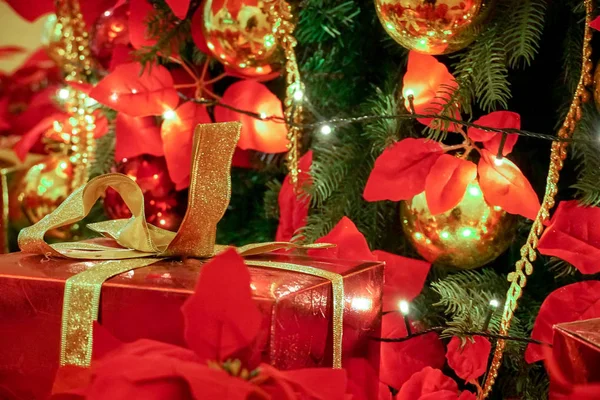 Feche Decorações Natal Árvore Natal Foco Seletivo Bolas Coloridas Amarelas — Fotografia de Stock
