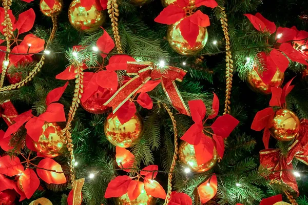 Close Decorazioni Natalizie Sull Albero Natale Focus Selettivo Palline Colorate — Foto Stock