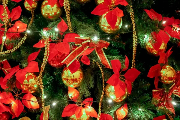 Feche Decorações Natal Árvore Natal Foco Seletivo Bolas Coloridas Amarelas — Fotografia de Stock
