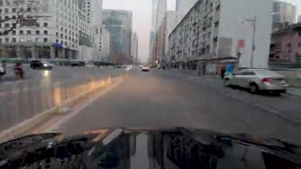 延时普夫 汽车观点 在日落前的一天结束时 前车在市中心的道路上行驶 — 图库视频影像