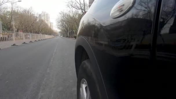 윈도우와 드라이버는 자동차 내부에 반사와 자동차의 보기에서 보기를 베이징 중국의도 — 비디오