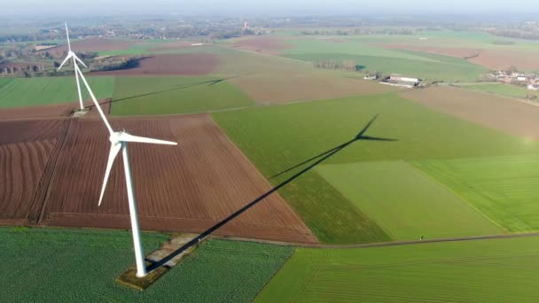 Vista Aérea Turbinas Eólicas Campos Agrícolas Belo Dia Inverno Azul — Vídeo de Stock