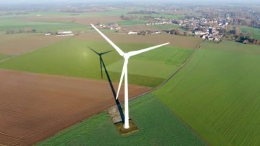 Atış, analog görüntü stili bir güzel mavi kış günü - enerji üretimi ile temiz ve yenilenebilir enerji - Hava Rüzgar türbinleri ve tarım alanlarının havadan görünümü