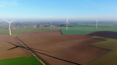 Atış, analog görüntü stili bir güzel mavi kış günü - enerji üretimi ile temiz ve yenilenebilir enerji - Hava Rüzgar türbinleri ve tarım alanlarının havadan görünümü