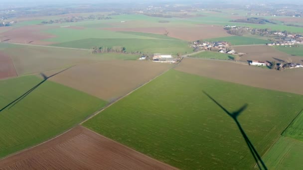 Vista Aérea Turbinas Eólicas Campos Agrícolas Belo Dia Inverno Azul — Vídeo de Stock