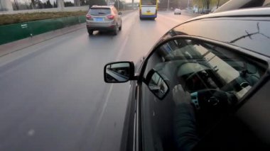 Görünüm penceresi ve sürücü arabanın içindeki yansıması ile aracın yan görünümden sürüş. Pekin kentinin, Çin yolda kirli gün boyunca araba yan kamera.