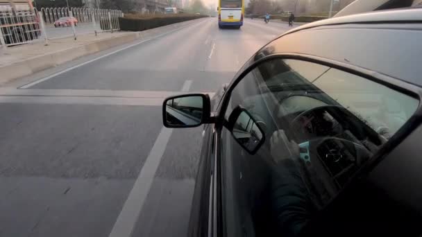 Körning Visa Från Sidovy Bilen Med Reflektion Fönster Och Föraren — Stockvideo