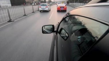 Görünüm penceresi ve sürücü arabanın içindeki yansıması ile aracın yan görünümden sürüş. Pekin kentinin, Çin yolda kirli gün boyunca araba yan kamera.