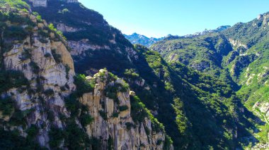 Yeşil dağ tepe güzel mavi gökyüzü ve yeşil orman ile hava görünümünü. Peyzaj doğal rezerv park Dağı. Miyun, Beijing, Çin.