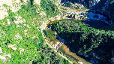 Açık Nehri Dağ taşlarla. Yeşil orman manzara akan nehir dağ. Dağlarda vahşi nehir. Doğal rezerv Nehri'nin güzel doğal sahne. Miyun, Beijing, Çin