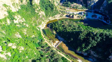 Açık Nehri Dağ taşlarla. Yeşil orman manzara akan nehir dağ. Dağlarda vahşi nehir. Doğal rezerv Nehri'nin güzel doğal sahne. Miyun, Beijing, Çin