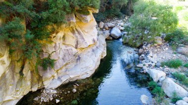 Açık Nehri Dağ taşlarla. Yeşil orman manzara akan nehir dağ. Dağlarda vahşi nehir. Doğal rezerv Nehri'nin güzel doğal sahne. Miyun, Beijing, Çin
