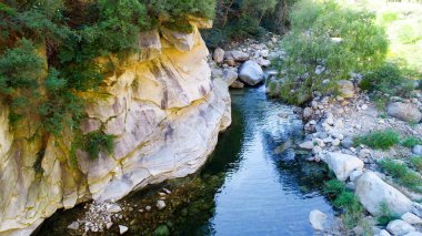 Açık Nehri Dağ taşlarla. Yeşil orman manzara akan nehir dağ. Dağlarda vahşi nehir. Doğal rezerv Nehri'nin güzel doğal sahne. Miyun, Beijing, Çin
