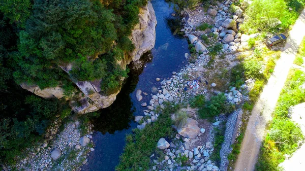 Klarer Fluss Mit Felsen Berg Gebirgsfluss Fließt Durch Die Grüne — Stockfoto