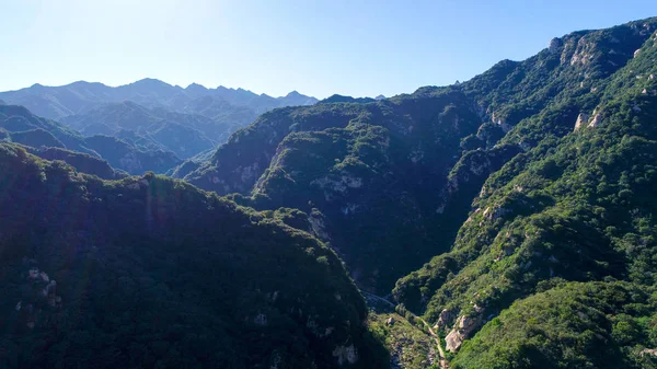 Vista Aérea Pico Montanha Verde Com Belo Céu Azul Floresta — Fotografia de Stock